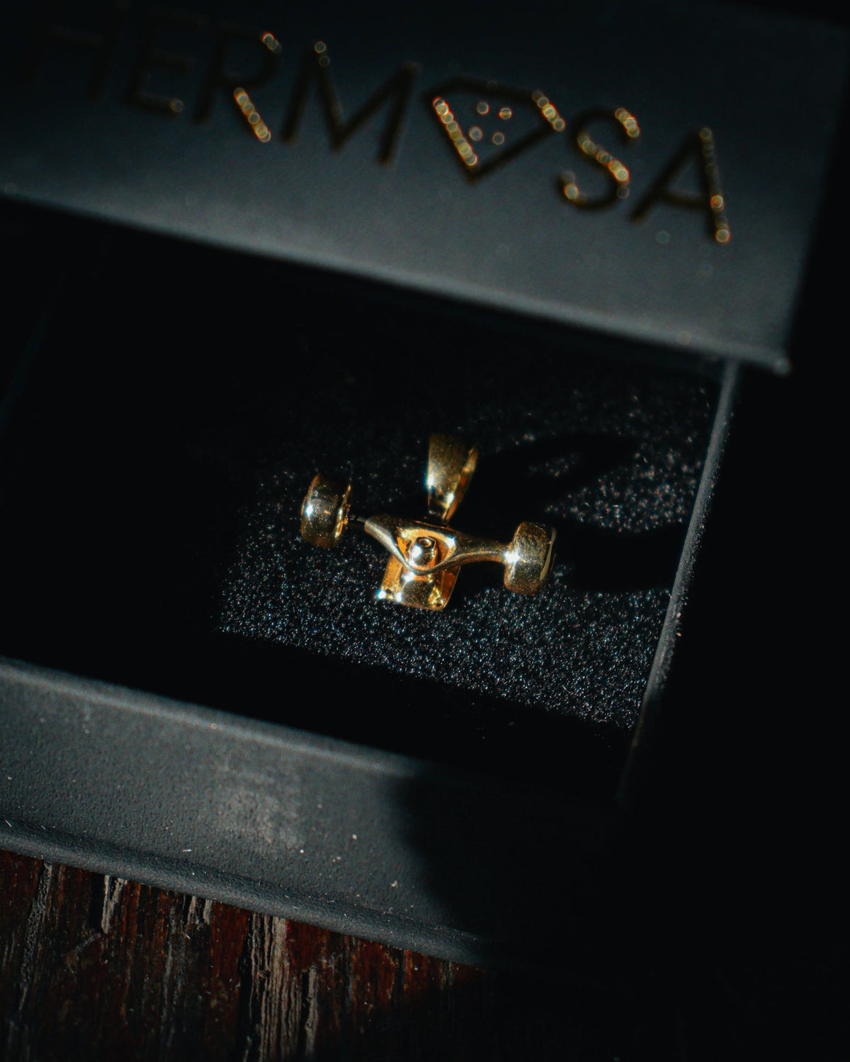 Skateboard Truck w/Wheels Pendant (Gold)